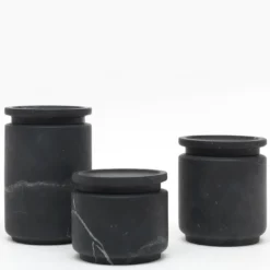 Pyxis Vaso medio in marquina nera di Ivan Colominas