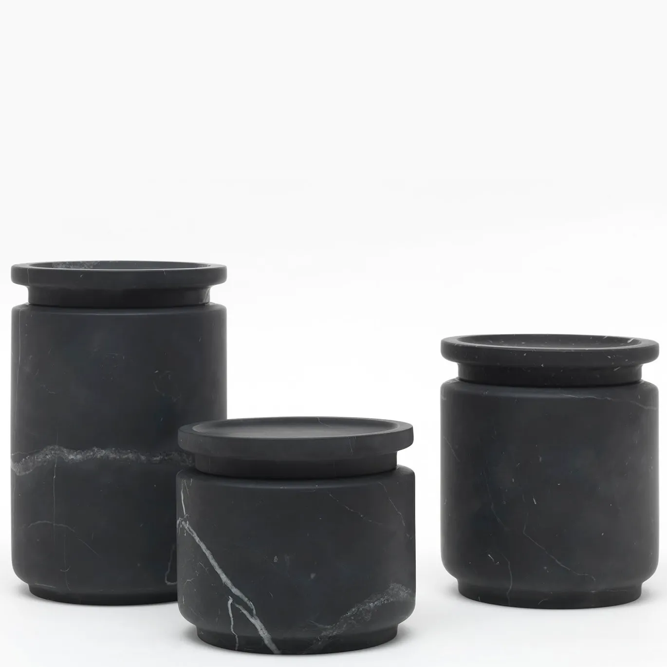 Pyxis Vaso medio in marquina nera di Ivan Colominas