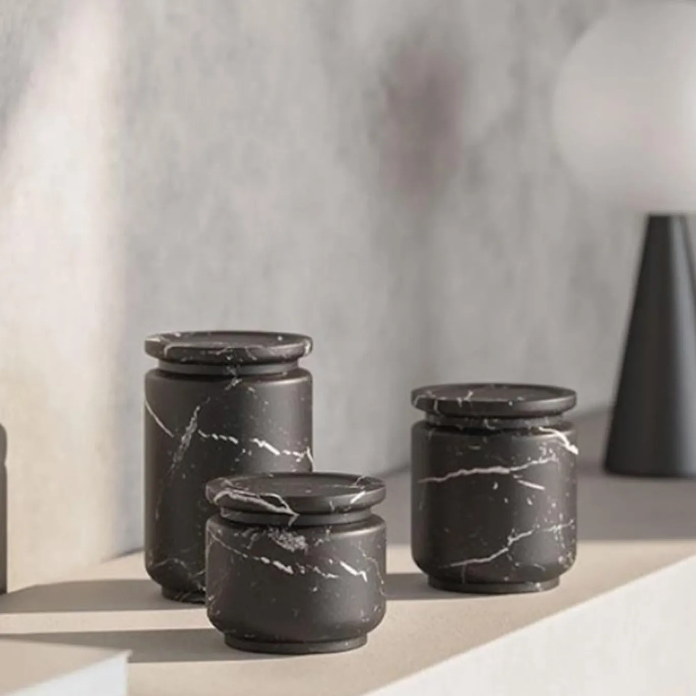Pyxis Vaso medio in marquina nera di Ivan Colominas