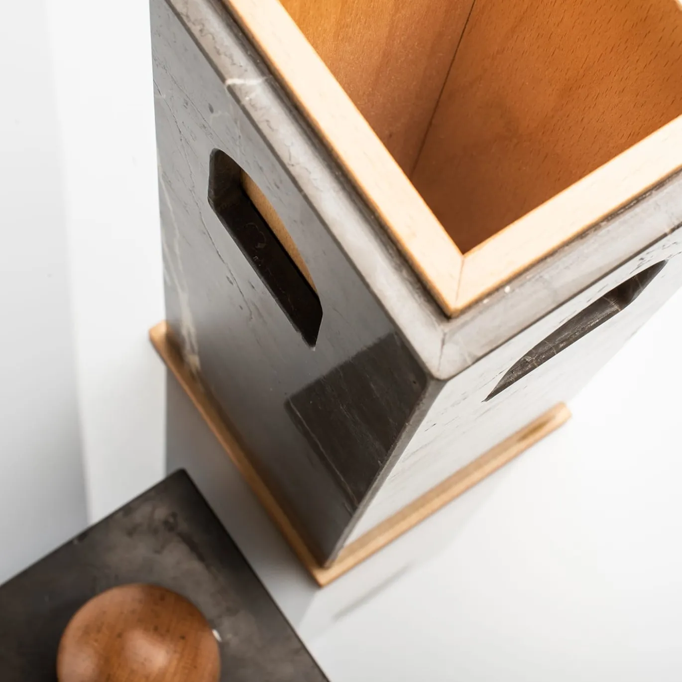 Quba Tall Gray Box di Gabriele D'Angelo