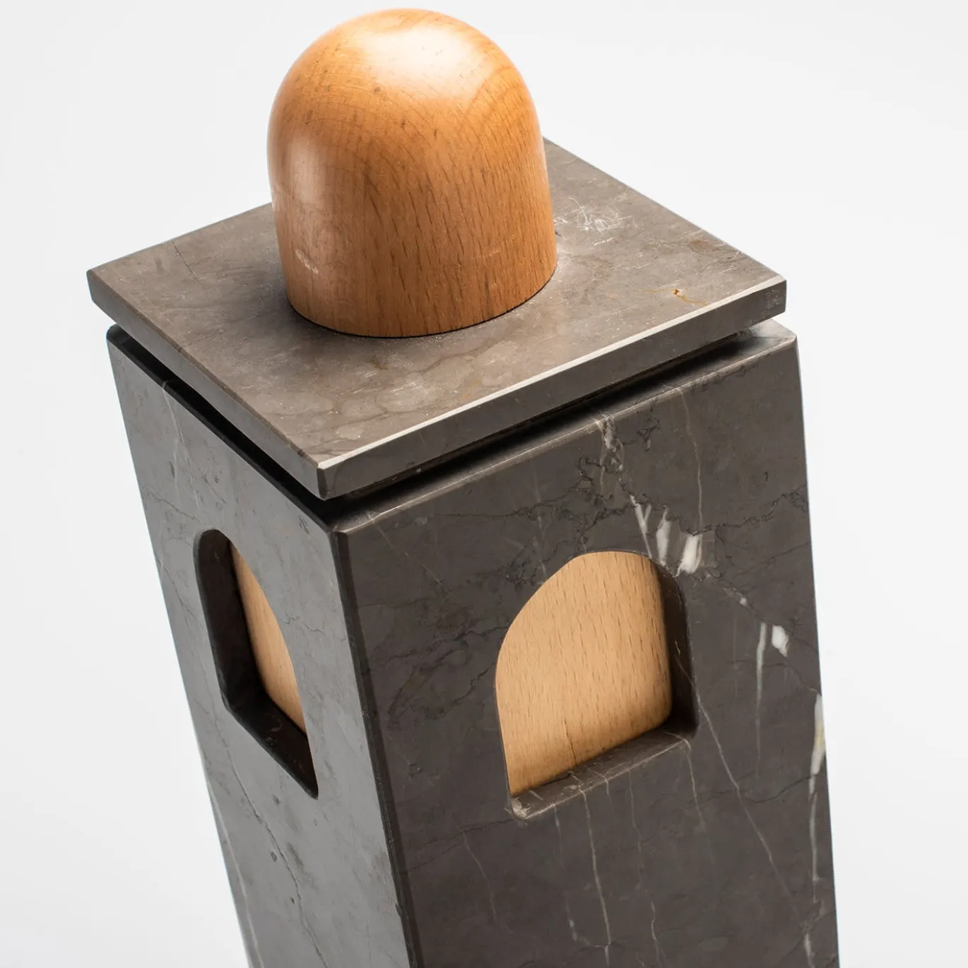 Quba Tall Gray Box di Gabriele D'Angelo