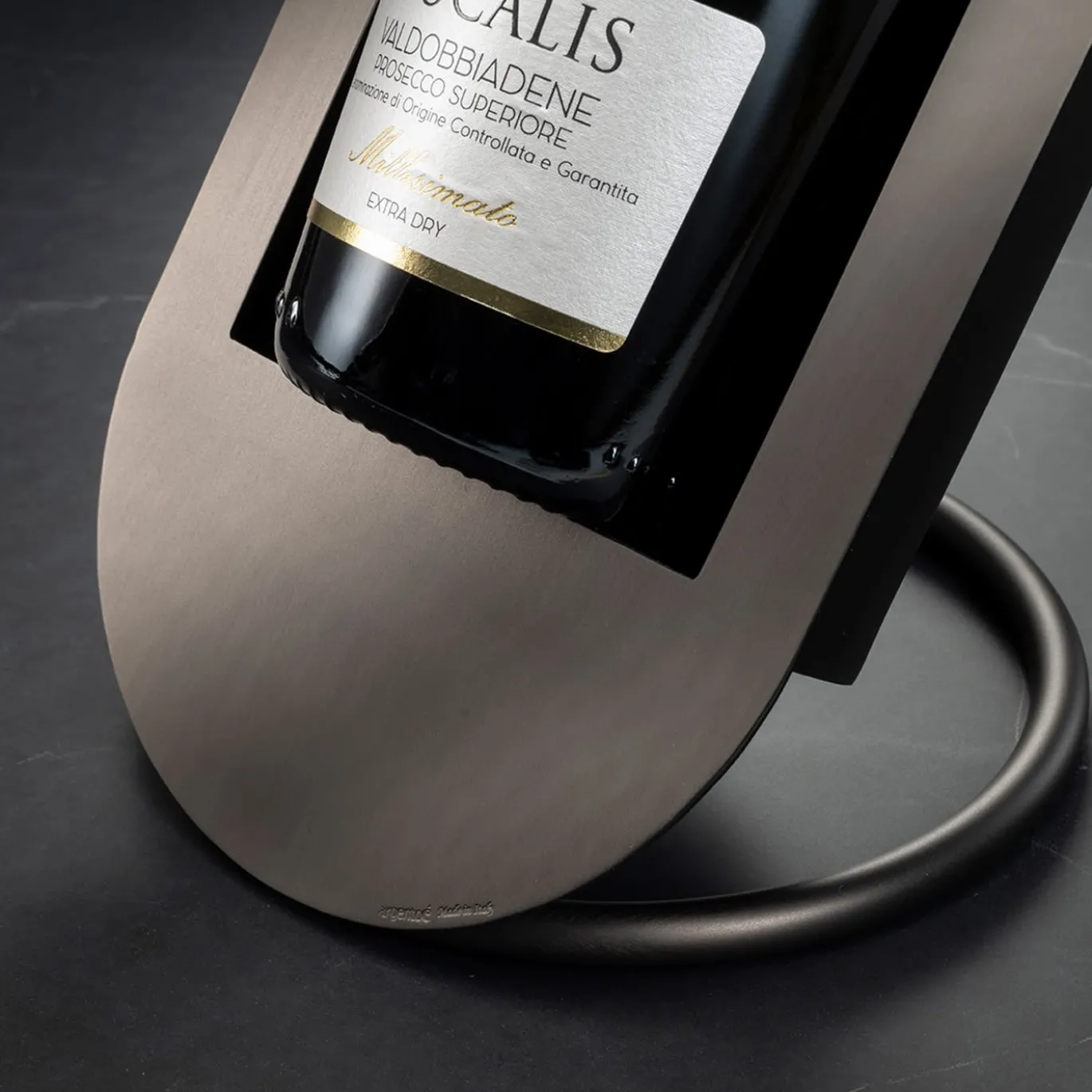 Refrigeratore di vino di lusso in ottone anticato martellato di I. Harari