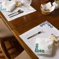 Rinascimento Set di 2 tovagliette di lino ricamate in blu