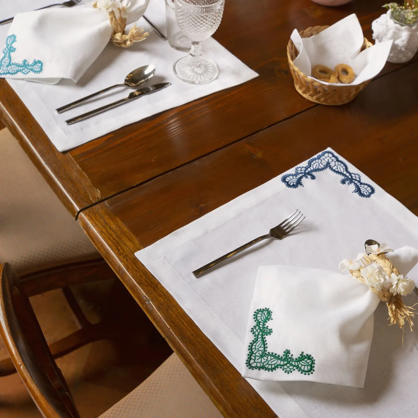Rinascimento Set di 2 tovaglioli di lino bianco ricamati in verde