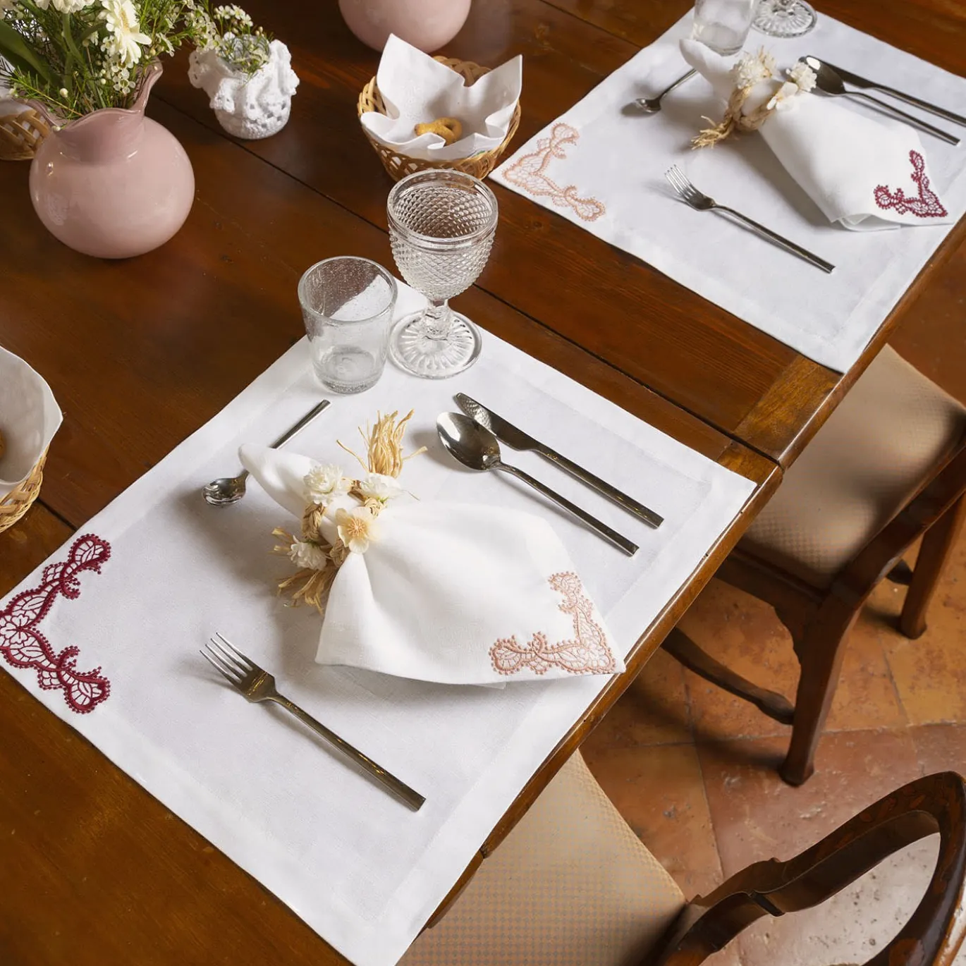 Rinascimento Set di 2 tovaglioli di lino bianco ricamati in rosa