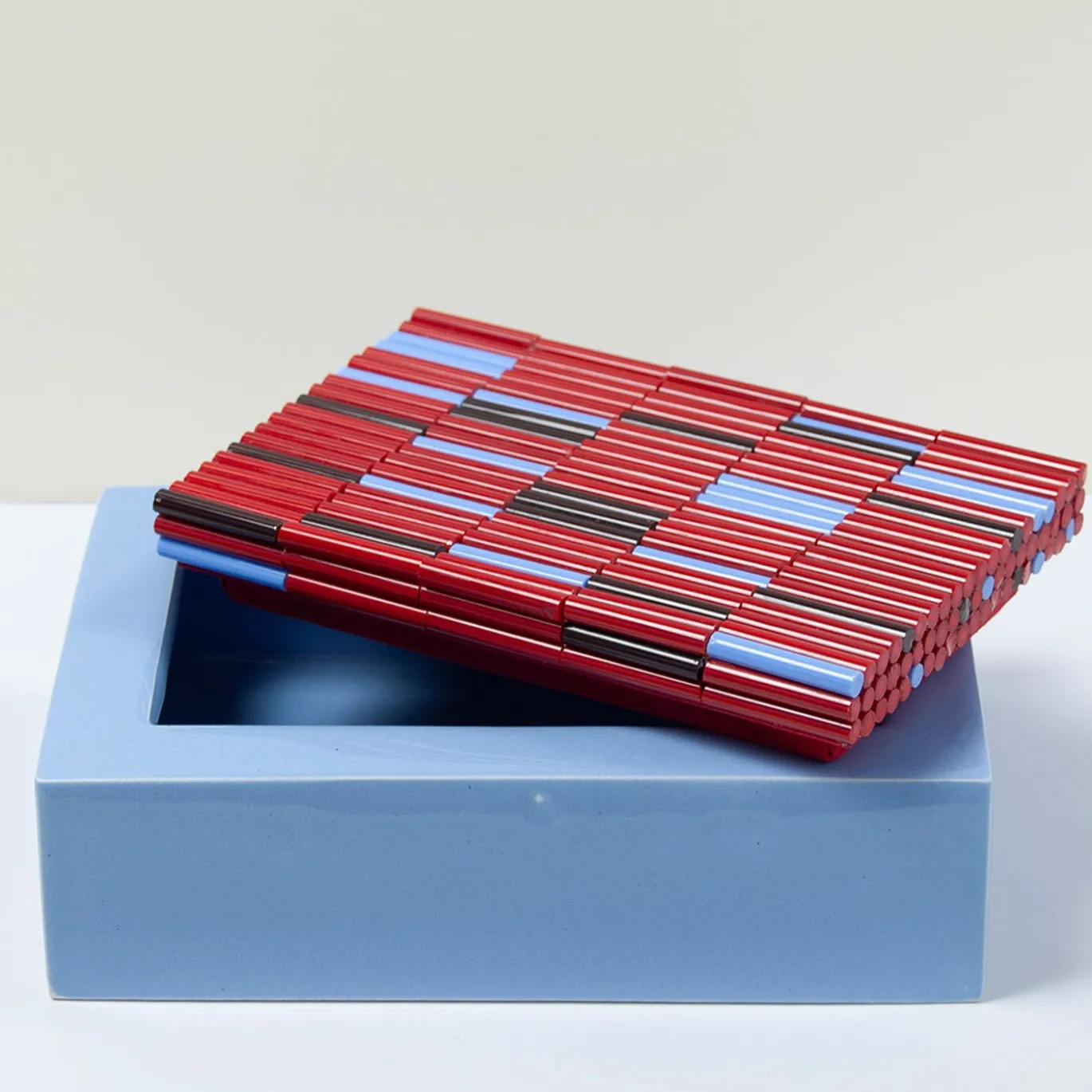 Scatola in ceramica azzurro Triadi e Rivolti con coperchio in mosaico rosso
