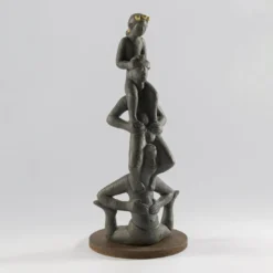 Scultura Acrobat in gres smaltato bruno e oro