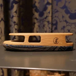 Scultura a vapore Tronchetto 33 in tessuto blu e legno di Briccola