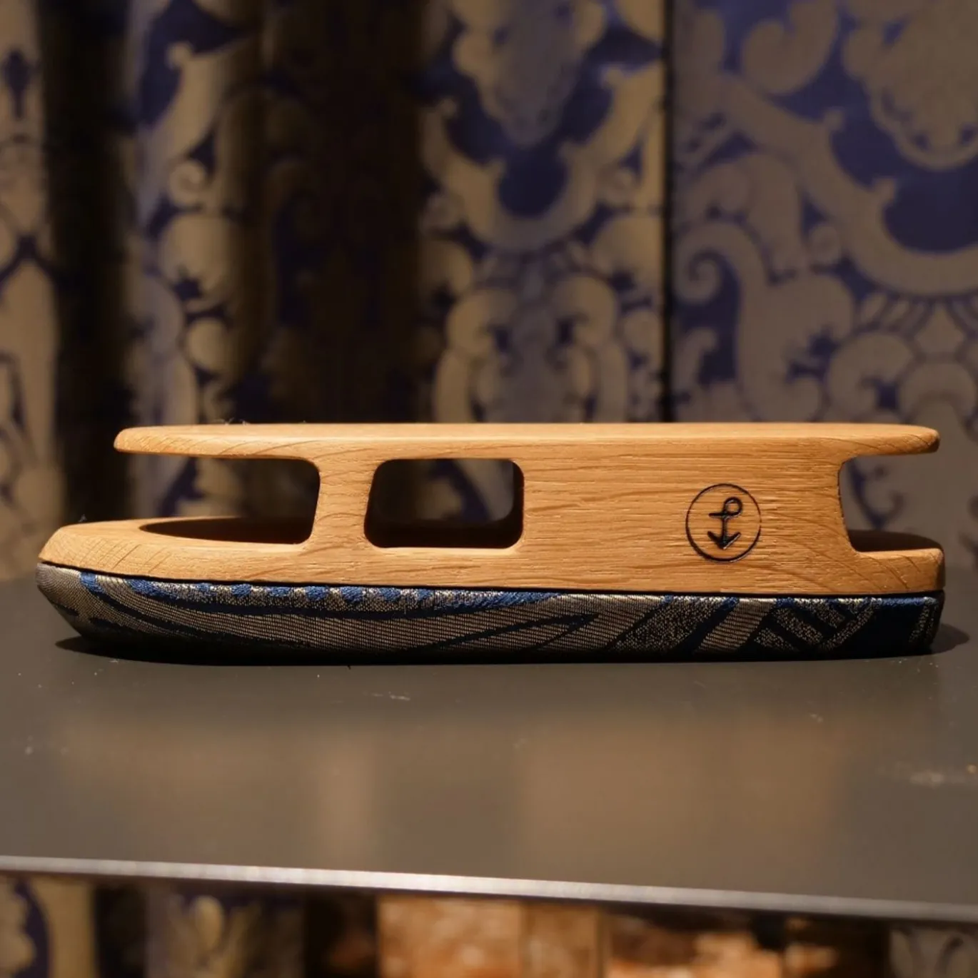 Scultura a vapore Tronchetto 33 in tessuto blu e legno di Briccola