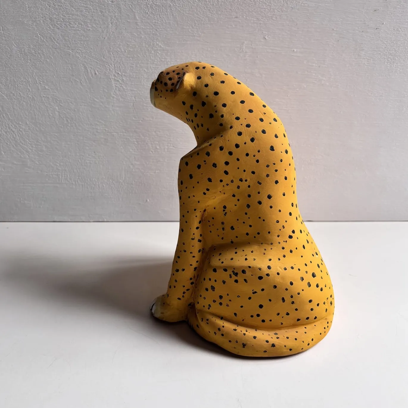 Scultura Cheeta in Ceramica Arancione