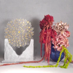 Scultura Cristallo di Luce in vetro trasparente con mica dorata e base in cemento argentato