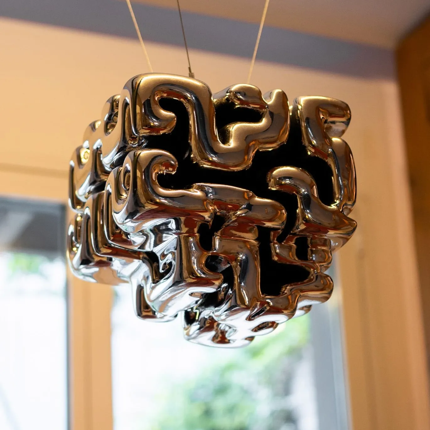 Scultura cromata Brain Drain