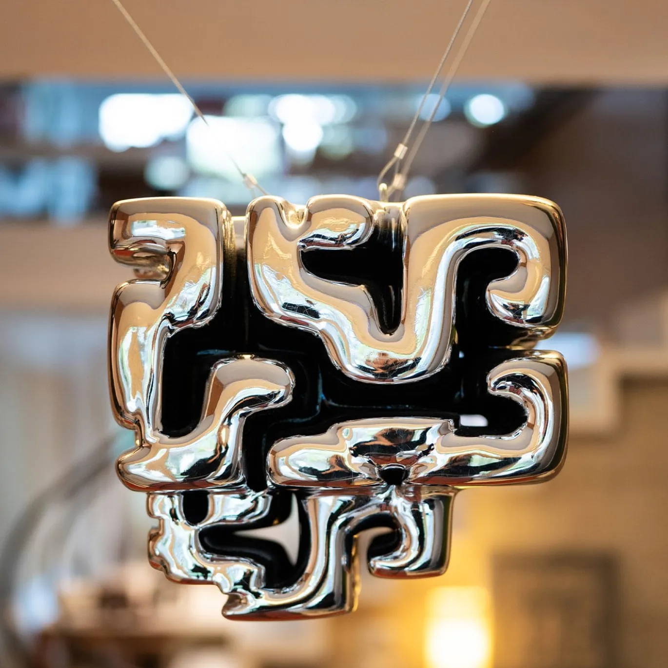 Scultura cromata Brain Drain