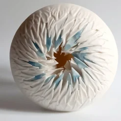 SCULTURA DA PARETE CON RICCI DI MARE - BIANCO E AZZURRO