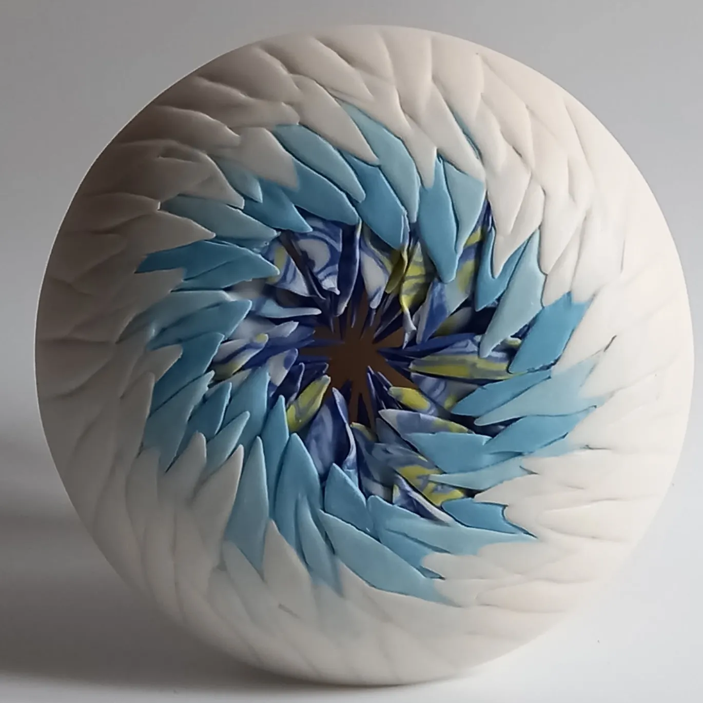 SCULTURA DA PARETE IN RICCIO DI MARE - BIANCO E BLU