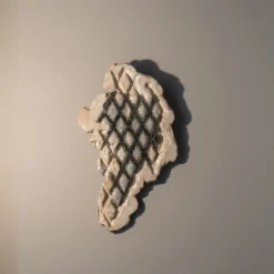 Scultura da parete Pastiche in ceramica bianca e nera