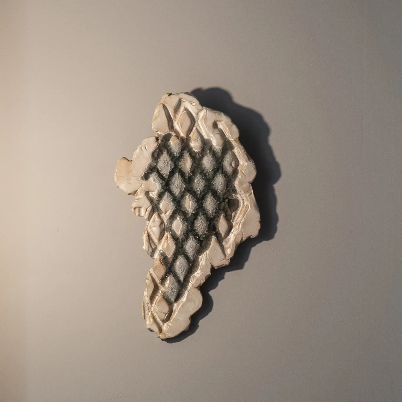 Scultura da parete Pastiche in ceramica bianca e nera