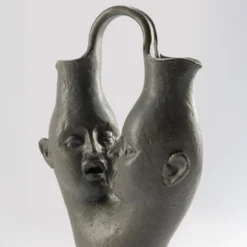 Scultura Dialogo in gres smaltato bruno