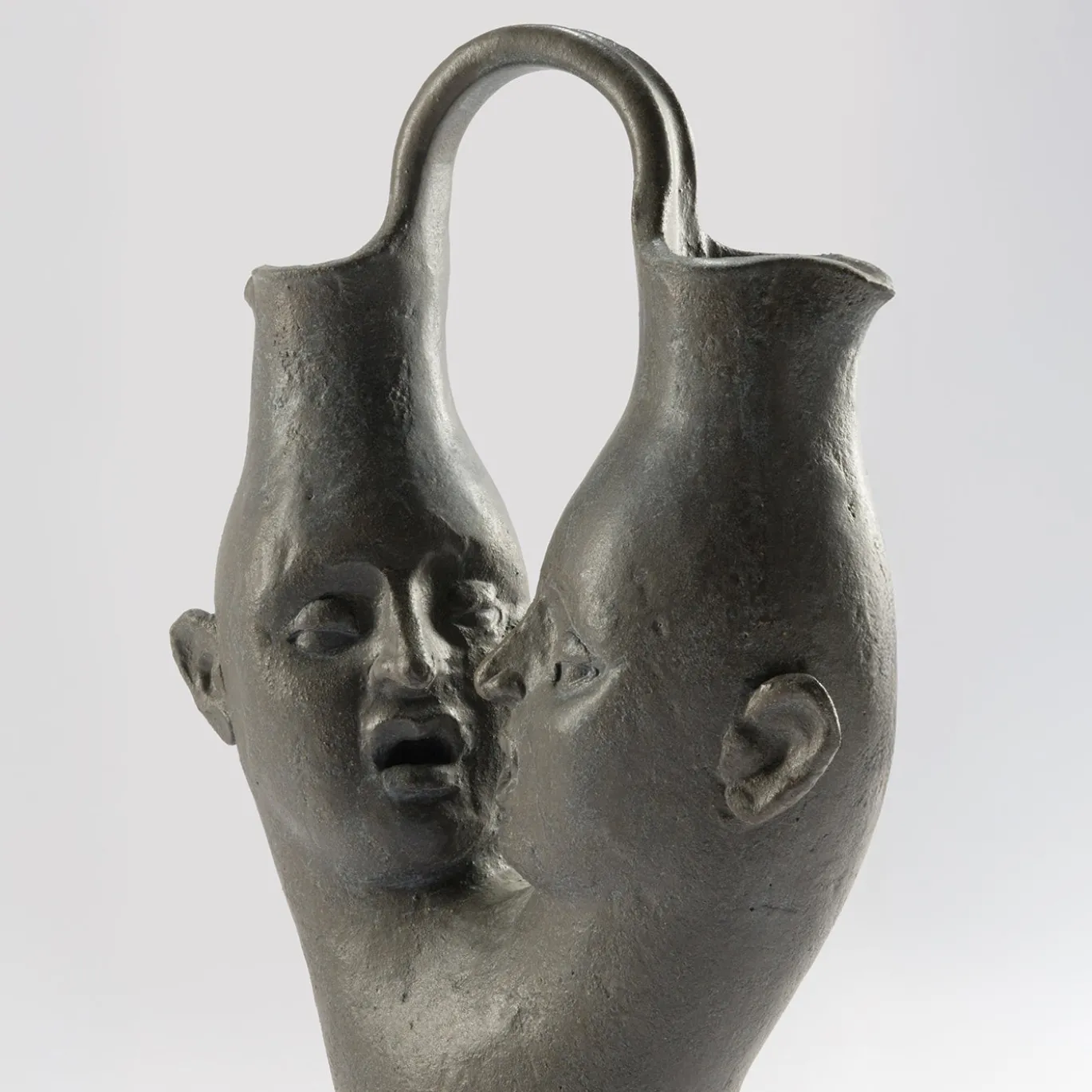 Scultura Dialogo in gres smaltato bruno