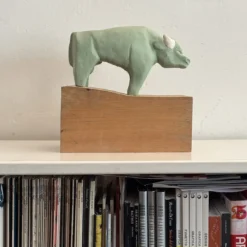 Scultura di bufalo verde