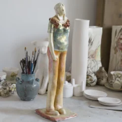 Scultura di donna in piedi
