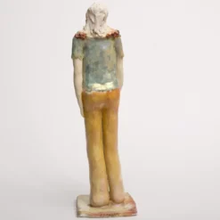 Scultura di donna in piedi