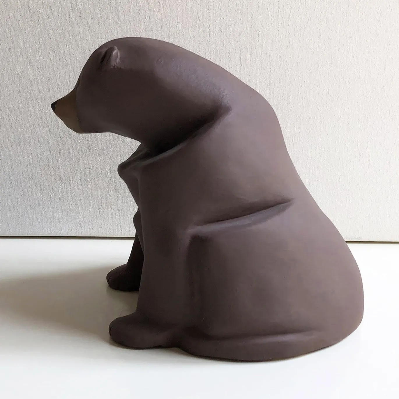 Scultura di orso bruno