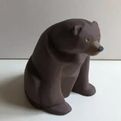 Scultura di orso bruno
