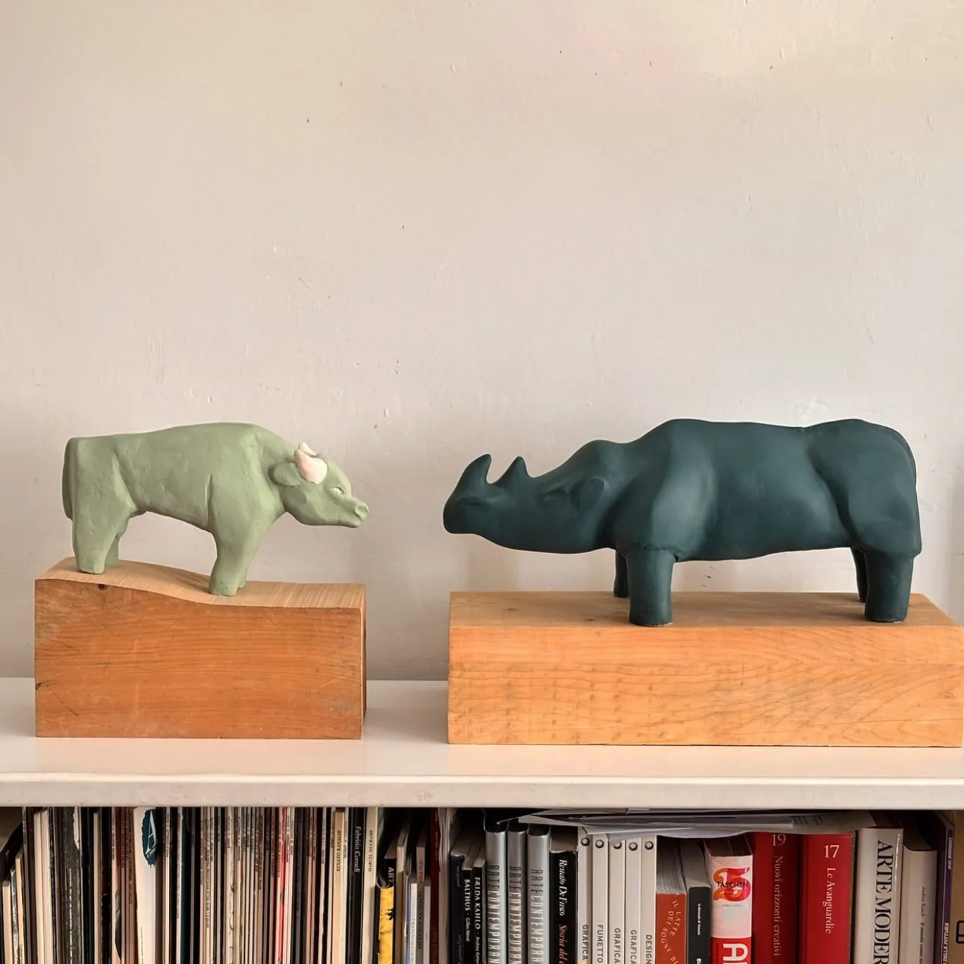 Scultura di rinoceronte preistorico
