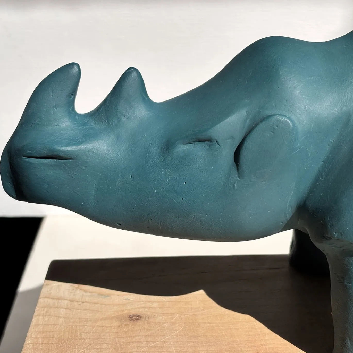 Scultura di rinoceronte preistorico