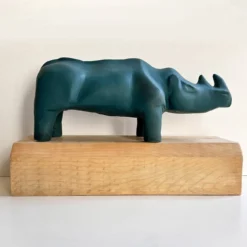 Scultura di rinoceronte preistorico