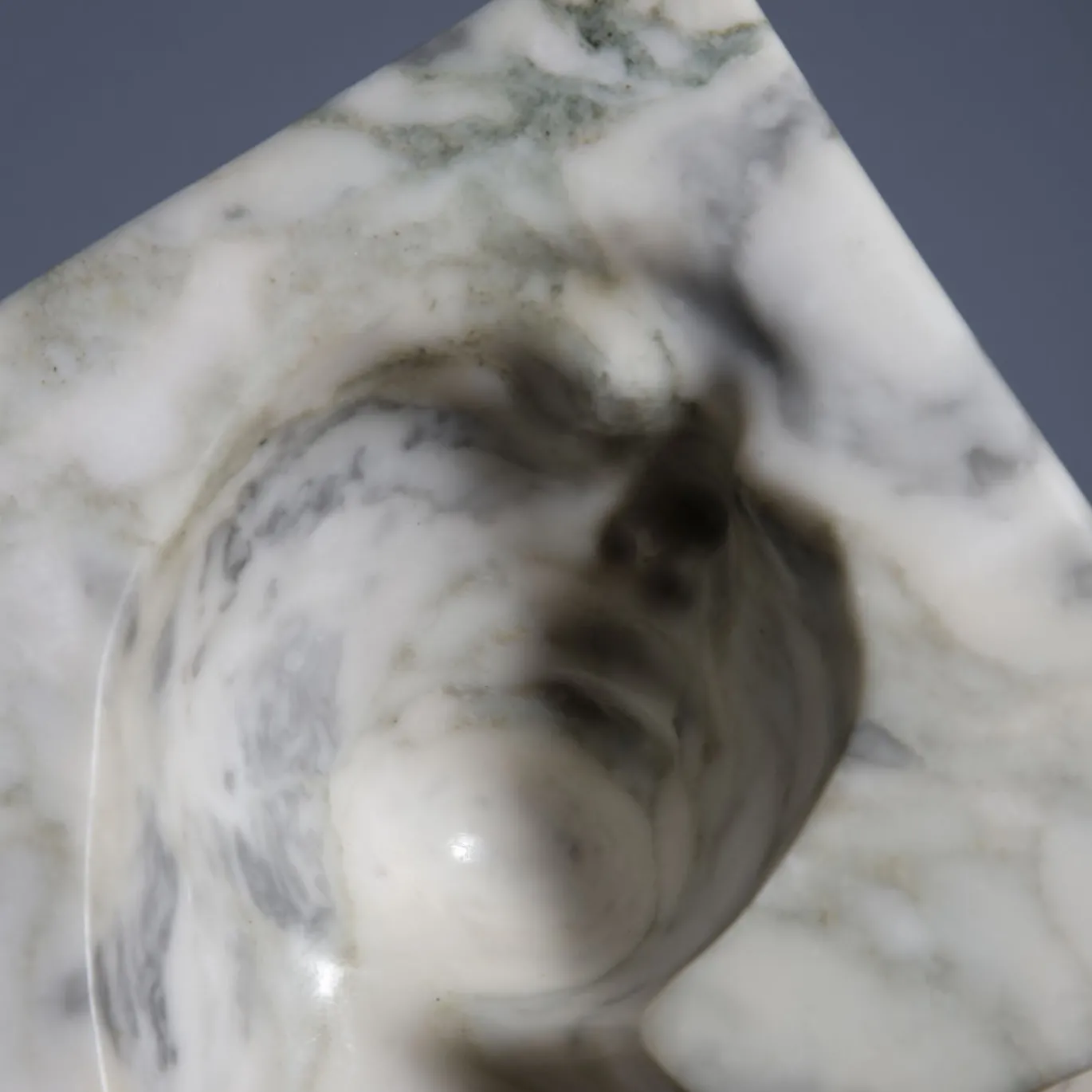 Scultura Fragile As The World In Marmo Verde