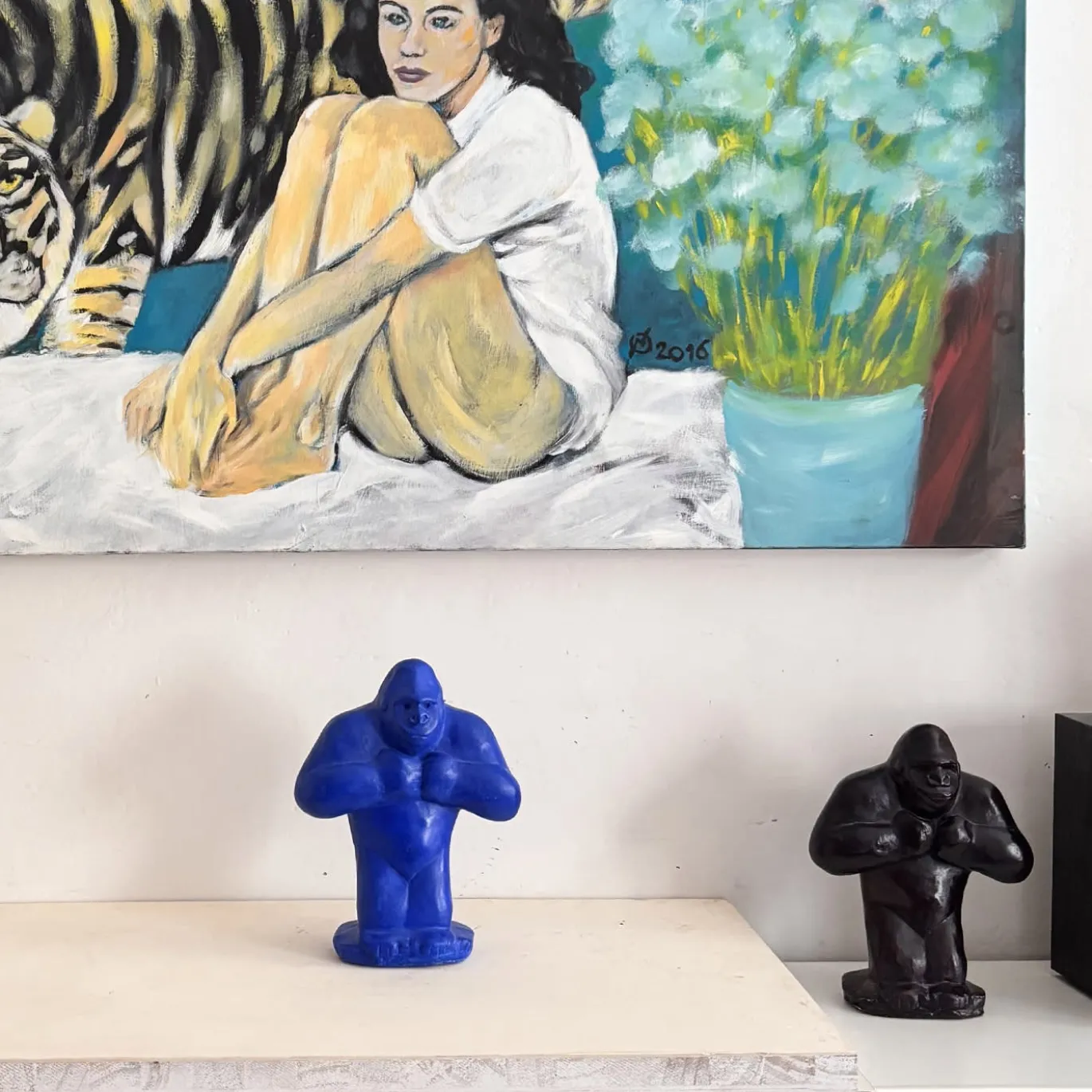 Scultura Gorilla in Ceramica Blu Elettrico
