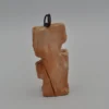 Scultura in argilla bianca e rossa con inserto in metallo
