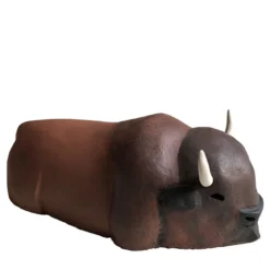 Scultura in ceramica di bufalo americano