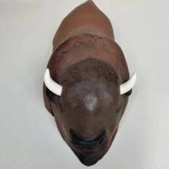 Scultura in ceramica di bufalo americano