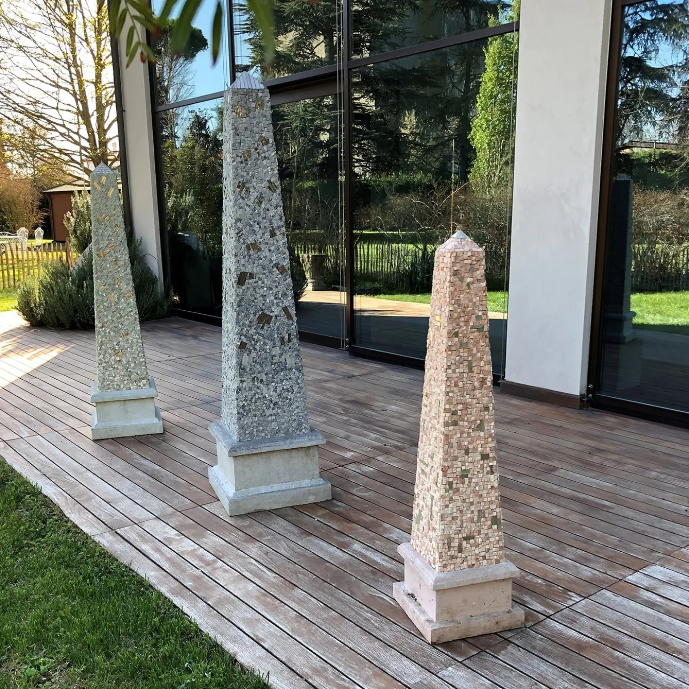 Scultura in mosaico verde Helios 2 Obelisco