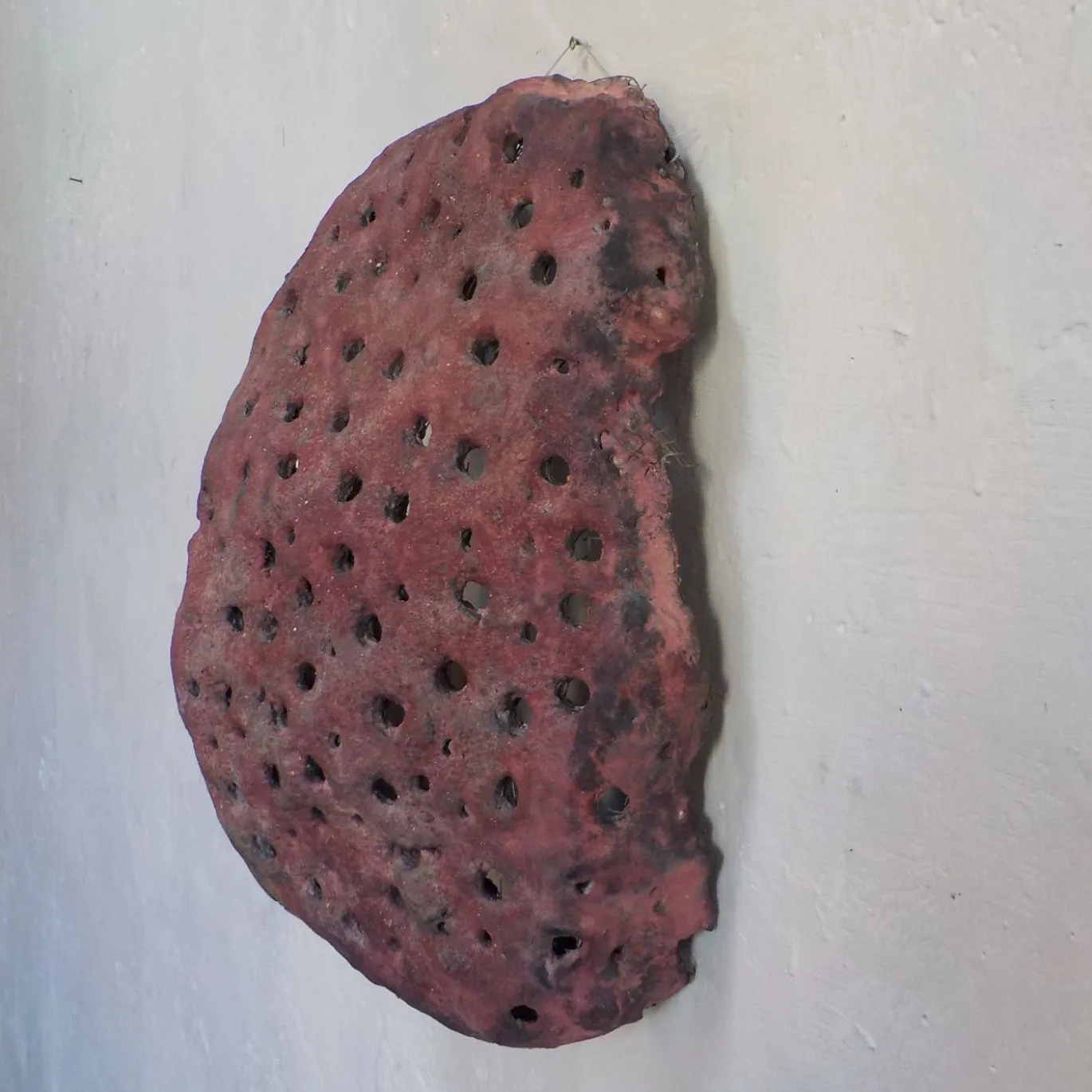 Scultura in resina rossa scura Forma