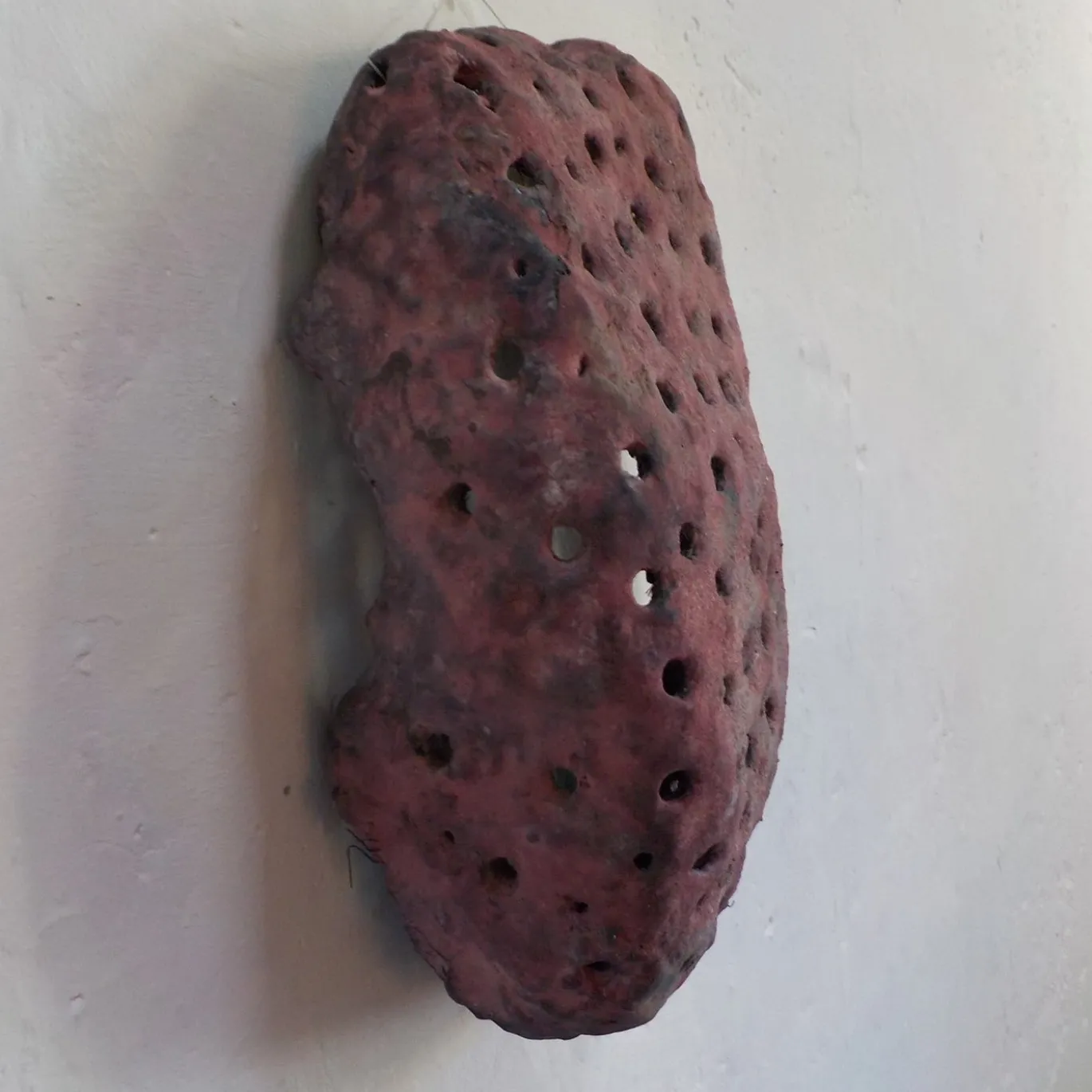 Scultura in resina rossa scura Forma