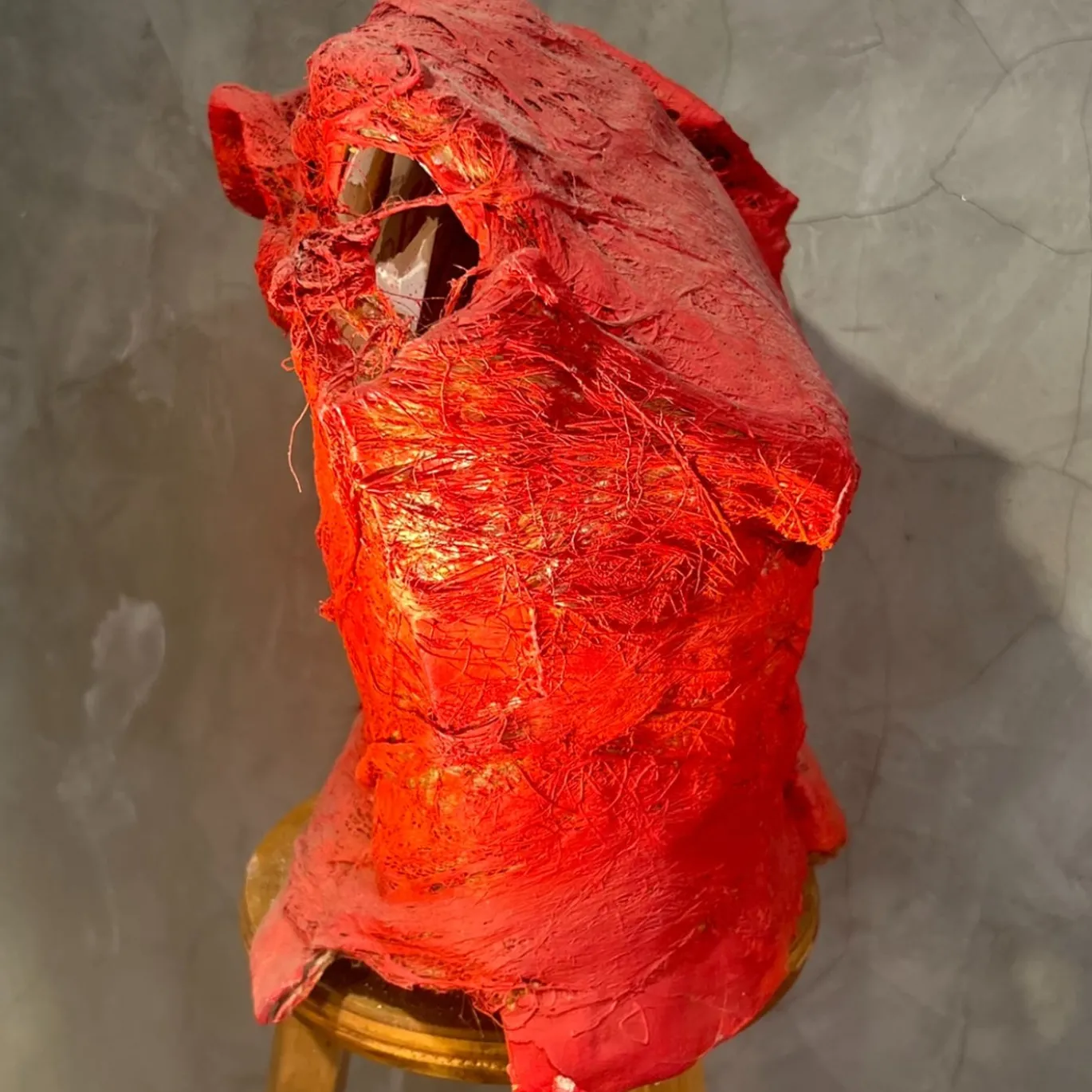 Scultura in terracotta rossa SALVA/gente