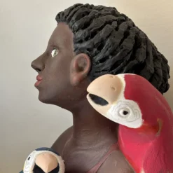 Scultura La ragazza con i pappagalli in resina multicolore