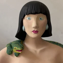 Scultura La ragazza con la lucertola in resina multicolore