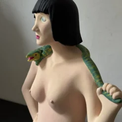 Scultura La ragazza con la lucertola in resina multicolore