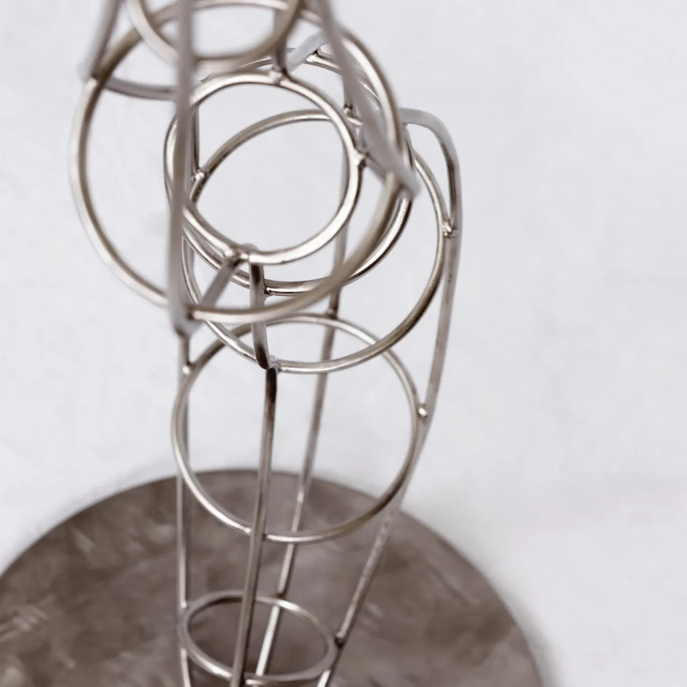 Scultura metallica di embrione