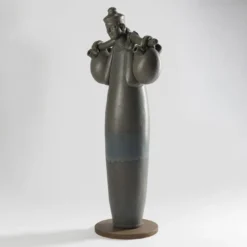 Scultura Portatore Arno in gres smaltato bruno