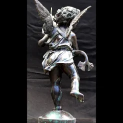 Scultura Putto con Delfino in Bronzo Verde