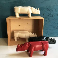 Scultura Rinoceronte in Ceramica Rossa
