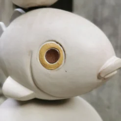 Scultura Sea Totem in gres smaltato bianco