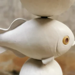 Scultura Sea Totem in gres smaltato bianco
