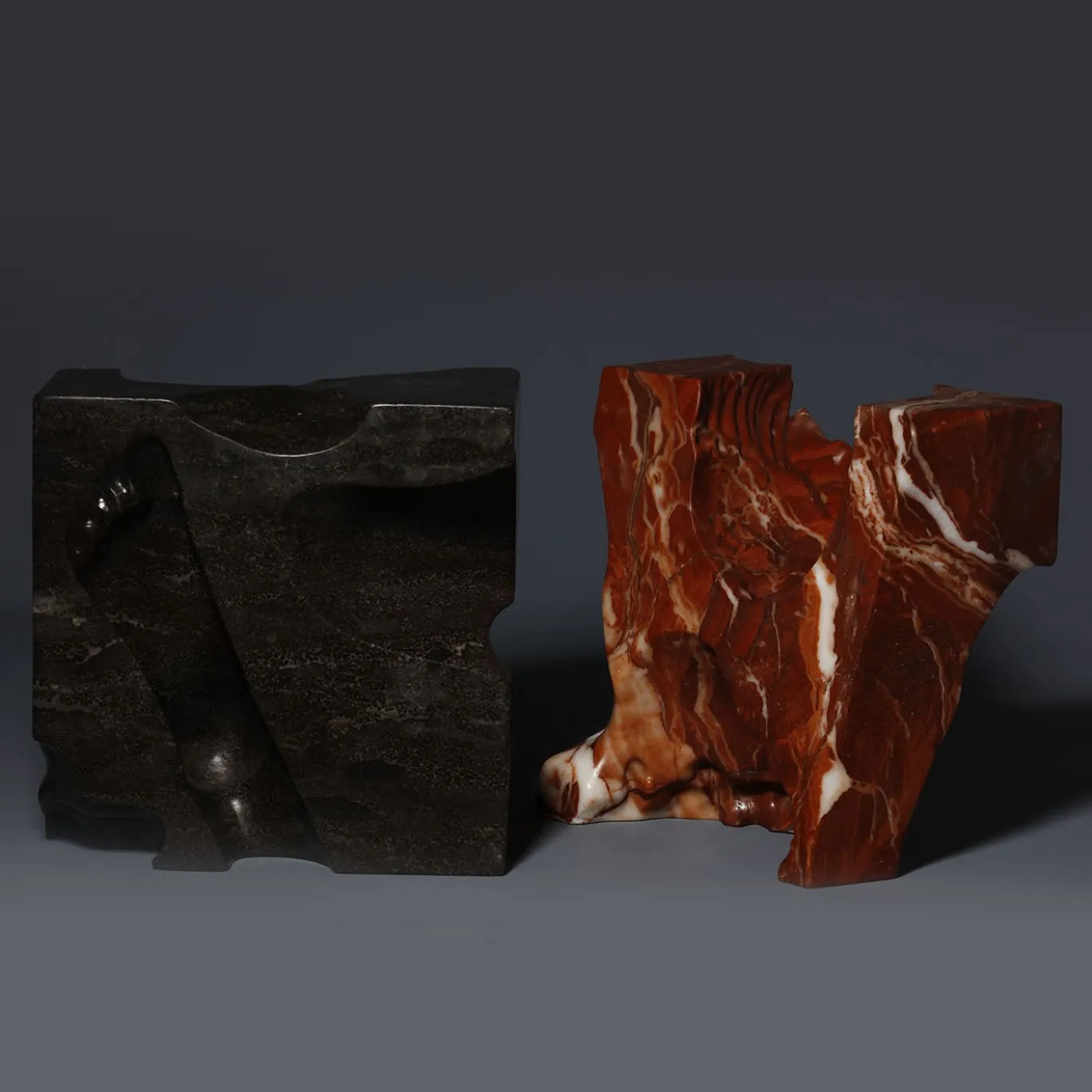 Scultura The Kiss in marmo rosso e nero
